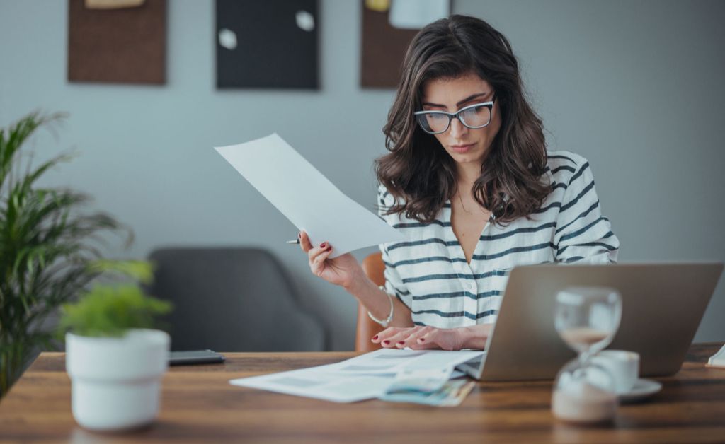 Woman using dynamic content